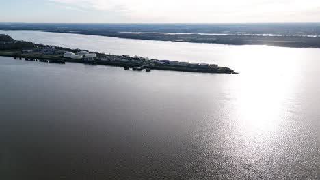 Industrieinsel-In-Der-Mündung-Der-Gironde,-Bordeaux,-Frankreich---Luftaufnahme