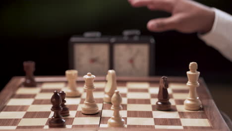 Die-Hände-Zweier-Schachspieler-Wechseln-Sich-Ab-Und-Entfernen-Einige-Figuren-Vom-Brett,-Während-Die-Uhr-Angehalten-Wird