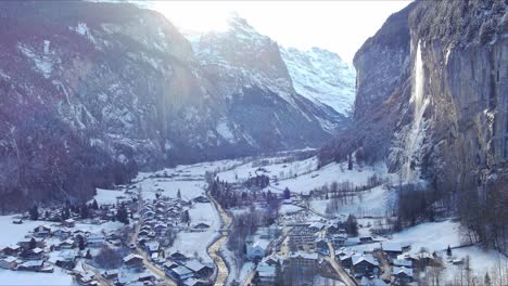 Panorámica-Sobre-El-Pueblo-De-Montaña-En-Invierno-|-Lauterbrunnen-Suiza,-Valle-Suizo-En-Los-Alpes-Drone,-Europa,-4k