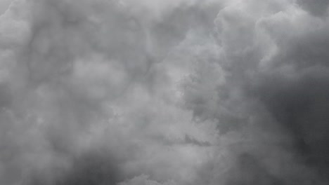 Blitzeinschlag-In-Dunklen-Wolken-4k