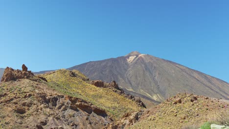 Paisaje-Desértico-Y-Volcán-Teide-En-Tenerife,-Vista-Inclinada-Hacia-Arriba