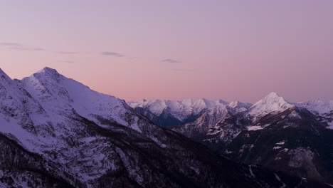 Rosafarbener-Himmel-Bei-Sonnenuntergang-über-Verschneiten-Alpen-In-Der-Wintersaison