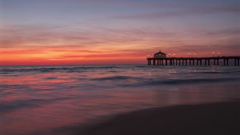 Zeitraffer-Des-Manhattan-Beach-Pier-Bei-Sonnenuntergang-In-Südkalifornien,-Vereinigte-Staaten
