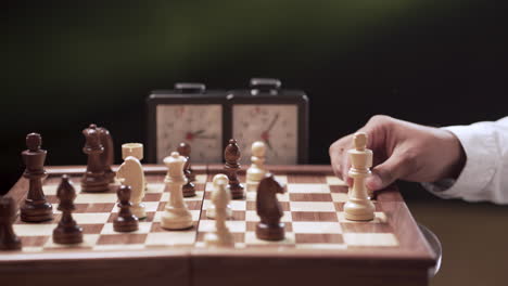 Professionelles-Schachspiel-Mit-Stechuhr-Im-Hintergrund