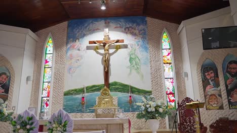 Pan-shot-of-wedding-decorations-of-the-church's-altar