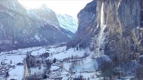 Avanzando-Hacia-La-Cascada-Sobre-El-Pueblo-|-Lauterbrunnen-Suiza,-Valle-Suizo-En-Los-Alpes-Drone,-Europa,-4k