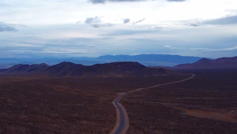 Carretera-De-Montaña-Bajo-El-Cielo-Azul-Gris-De-Invierno-En-El-Suroeste-De-EE.UU.