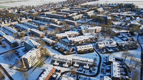 Wunderschöner-Ausleger-Eines-Ruhigen,-Schneebedeckten-Vorstadtviertels