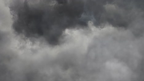 Hintergrund-Dunkler-Wolken-Am-Himmel-Und-Einschlagender-Blitz