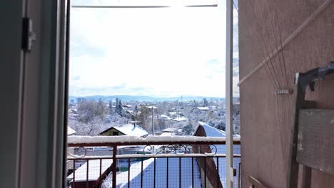 An-Einem-Kalten-Wintertag-Auf-Den-Balkon-Gehen-Und-Die-Schneebedeckten-Dächer-Entdecken