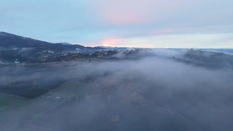 Niebla-Sobre-El-Paisaje-Rural-En-Italia-Con-El-Cielo-Del-Amanecer-En-El-Horizonte