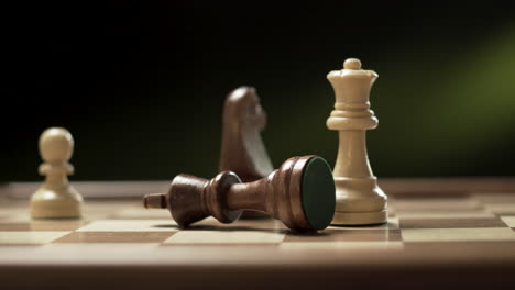 Handbewegte-Schachfigur-Im-Wettbewerb-Mit-Verschwommenem-Hintergrund
