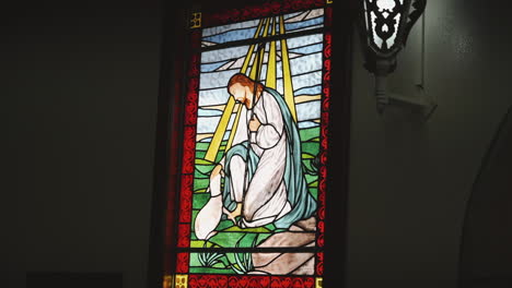 Buntglaskunst-Einer-Betenden-Figur-–-Jesus-Und-Das-Lamm