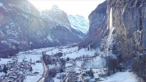 Avanzando-Hacia-La-Ladera-De-La-Montaña-Sobre-El-Pueblo-Nevado-|-Lauterbrunnen-Suiza,-Valle-Suizo-En-Los-Alpes-Drone,-Europa,-4k