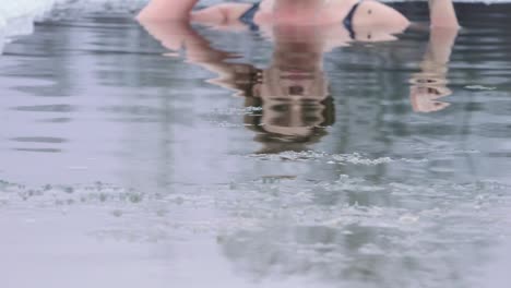 Eine-Junge-Frau-Schwimmt-Im-Winter