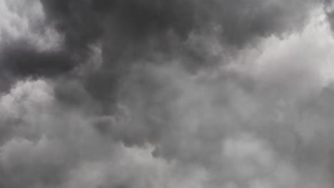 Hintergrund-Von-Gewitter-Und-Dunklen,-Dicken-Wolken-Am-Himmel