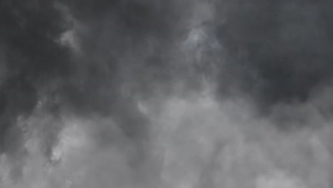 Dunkler-Himmel-Und-Blitze-In-Gewitterwolken