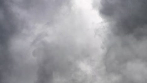 Richtung-Cumulonimbuswolken,-Begleitet-Von-Gewittern