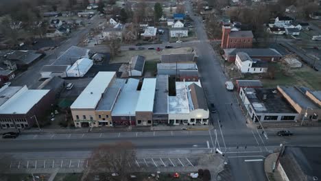 Downtown-Munfordville,-Kentucky-at-sunrise-with-drone-video-moving-sideways