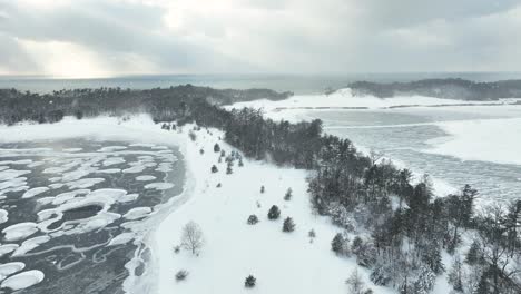 Ein-Heftiger-Schneesturm-Rollte-über-Den-Michigansee