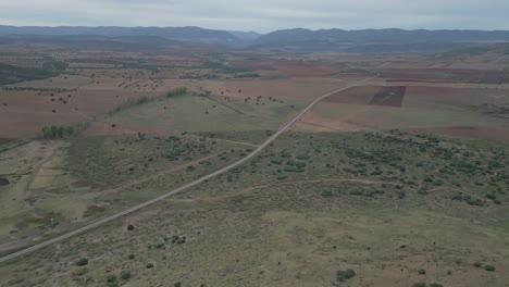Desolado-Paisaje-Rural-Con-Caminos-Sinuosos-Al-Atardecer,-Serena-Calatrava,-Aldea-Del-Rey