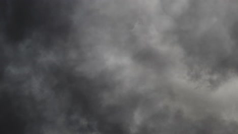 Hintergrund-Dunkler-Wolken,-Die-Sich-Am-Himmel-Bewegen,-Und-Blitze