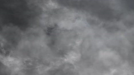 Gewitterwolken-Im-Dunklen-Himmelshintergrund