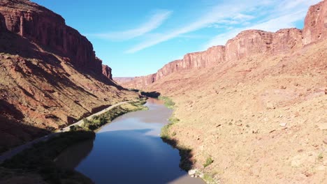 Flying-along-the-colorado-river-in-Utah-near-Moab-and-Arches-National-Park-with-clear-skies-and-sunshine