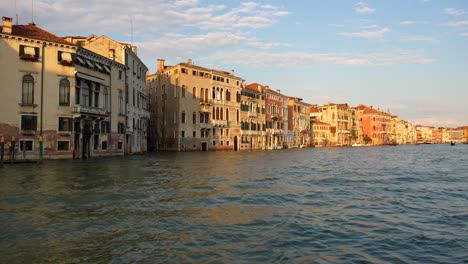 Wunderschöner-Sonnenuntergang-In-Der-Historischen-Stadt-Venedig,-Während-Die-Gondel-Auf-Dem-Kanal-Fährt