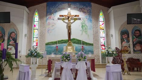 Pull-out-shot-of-wedding-decors-of-the-altar-inside-a-catholic-church
