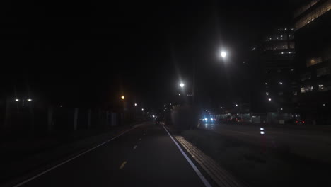 POV-Aufnahme-Beim-Fahren-Eines-Mopeds-Durch-Eine-Fußgängerzone,-Abends-In-New-York,-USA