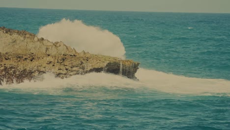 Heftige-Meereswellen-Schlagen-Gegen-Die-Felsbrocken-An-Der-Felsigen-Küste-Von-Honolulu,-Hawaii,-Oahu