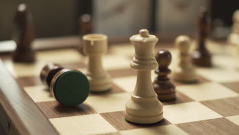 Schachspiel,-Weiße-Königin-Siegt-über-Den-Schwarzen-König