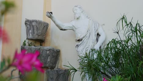 Estatua-De-Jesucristo-Ubicada-Afuera-De-Una-Iglesia.