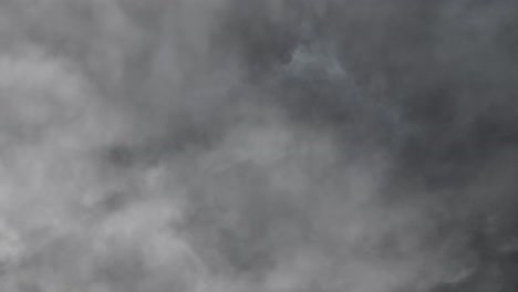 Schweres-Gewitter-über-Dunklem-Himmelshintergrund
