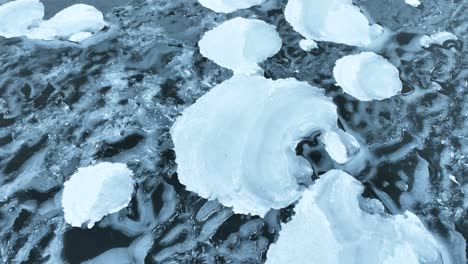 Neigen-Und-Schwenken,-Um-Die-Interessanten-Eisformationen-Auf-Der-Seeoberfläche-Zu-Zeigen
