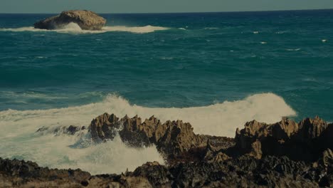 Krachende-Wellen-Des-Pazifischen-Ozeans-Rollen-über-Den-Felsigen-Lavastrand-Von-East-Honolulu,-Oahu,-Hawaii
