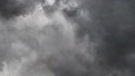 Stürmischer-Himmel-Mit-Blitzendem-Hintergrund