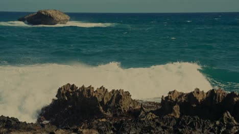 Die-Mächtigen-Wellen-Des-Pazifischen-Ozeans-Strömen-Auf-Die-Felsige-Küste-Von-Oahu-Im-Osten-Von-Honolulu,-Hawaii