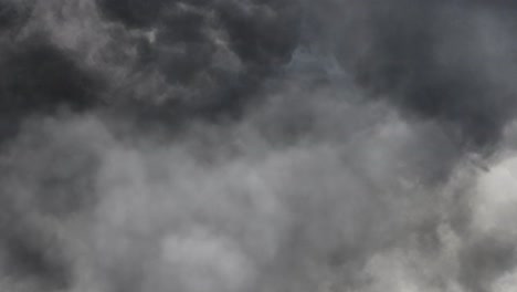 Cumulonimbus-Wolken-über-Dem-Dunklen-Himmel-Und-Blitzen
