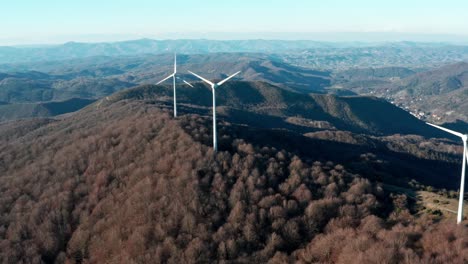 Drehende-Rotorblätter-Von-Windkraftanlagen-Auf-Dem-Gipfel-Des-Berges,-Savona,-Italien
