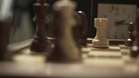 Nahaufnahme-Eines-Hölzernen-Schachbretts-Während-Des-Spiels