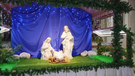 Decoración-Navideña-De-Natividad-Dentro-De-Una-Iglesia