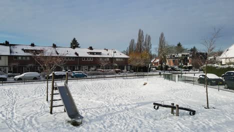 Rollwagen-Mit-Rutsche-Und-Wippe-In-Einem-Schneebedeckten-Kinderspielpark-In-Einem-Vorstadtviertel