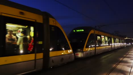Nachtzug-Mit-Vorbeifahrenden-Passagieren-In-Gaia,-Portugal