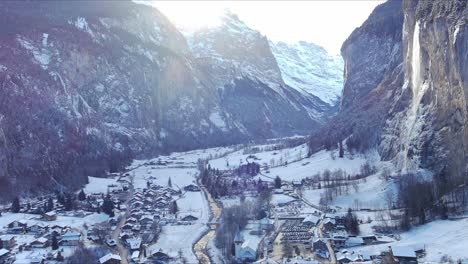 Vuelo-Muy-Lento-Sobre-Pueblo-Nevado-|-Lauterbrunnen-Suiza,-Valle-Suizo-En-Los-Alpes-Drone,-Europa,-4k