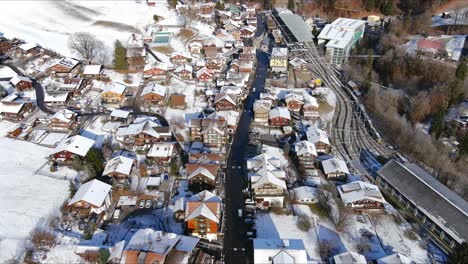 Bewegt-Sich-über-Ein-Verschneites-Dorf-Oben-Am-Berghang-|-Lauterbrunnen-Schweiz,-Schweizer-Tal-In-Den-Alpen-Drohne,-Europa,-4k