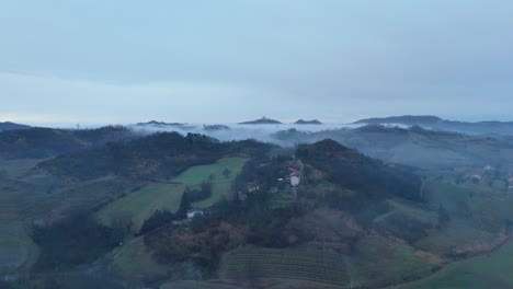 Nebel-über-Der-Dorflandschaft-Am-Frühen-Morgen-Unter-Bewölktem-Himmel