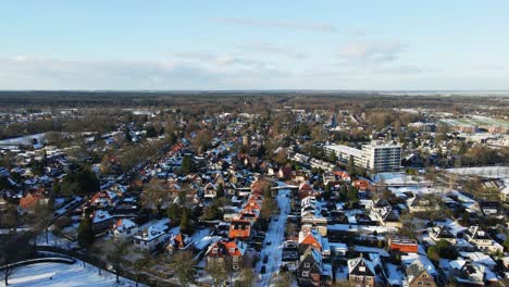 Drohne-Fliegt-Auf-Ein-Wunderschönes,-Schneebedecktes,-Wohlhabendes-Vorstadtviertel-Zu