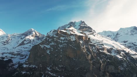 Majestuosa-Cordillera-Suiza-Con-Pico-Nevado,-Soleado-Paisaje-Invernal